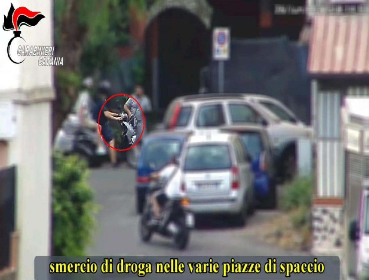 Catania, blitz dei carabinieri nell’area dello spaccio di droga dei…