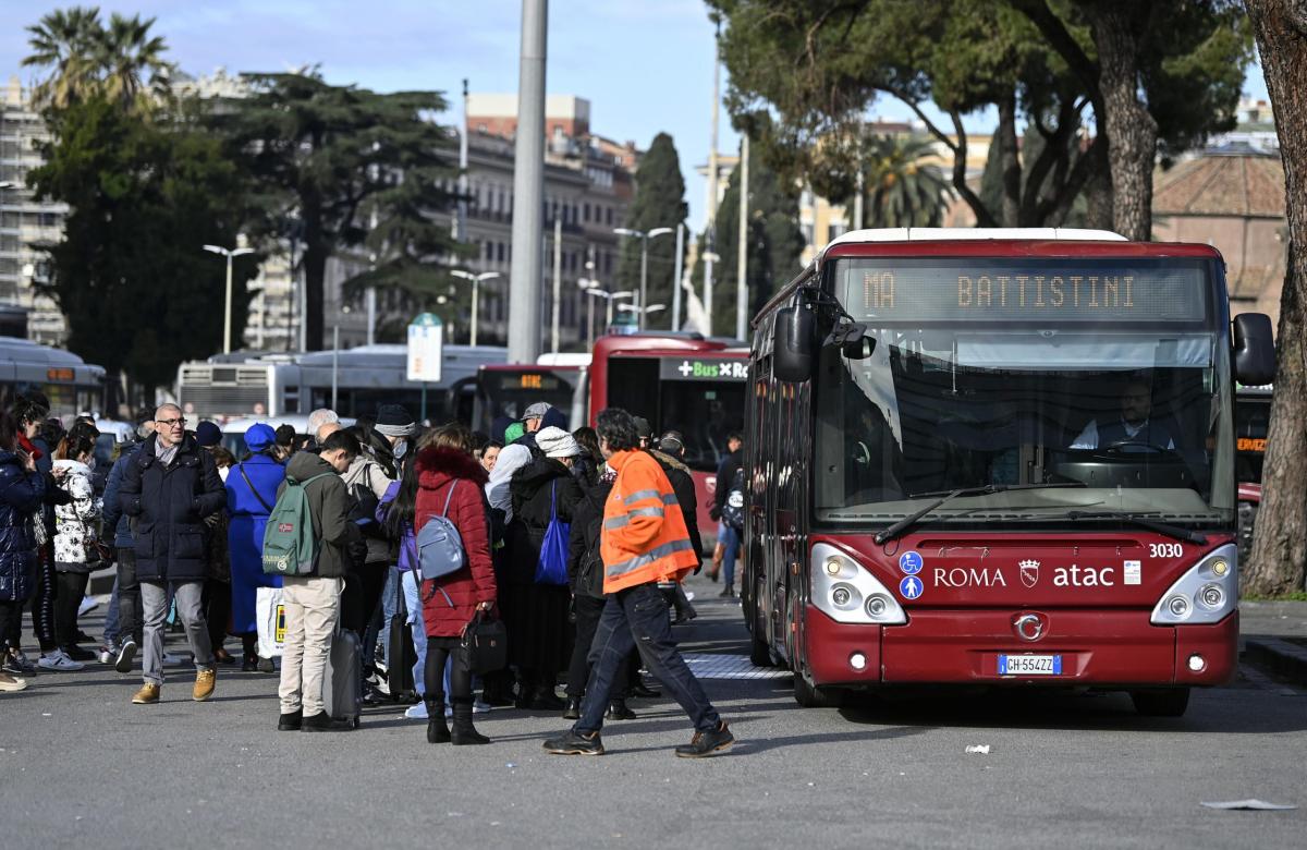 Metro A Roma: bloccate le stazioni tra Termini e Ottaviano. Cittadini infuriati | VIDEO