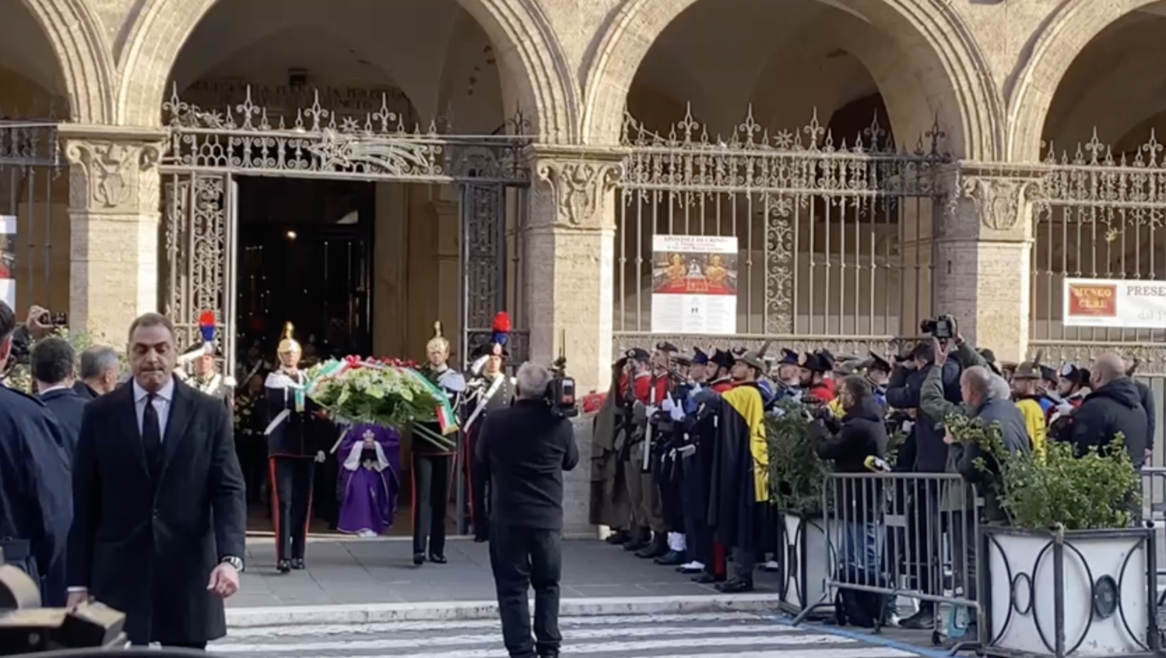 Funerali Franco Frattini, foto e video della funzione. Presenti Meloni e Mattarella – Diretta