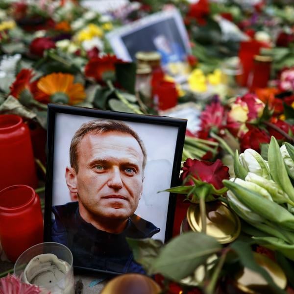 Navalny, in migliaia per i funerali a Mosca: la sepoltura ‘sotto sorveglianza’. La moglie Yulia: “Grazie per gli anni di felicità” | FOTO E VIDEO