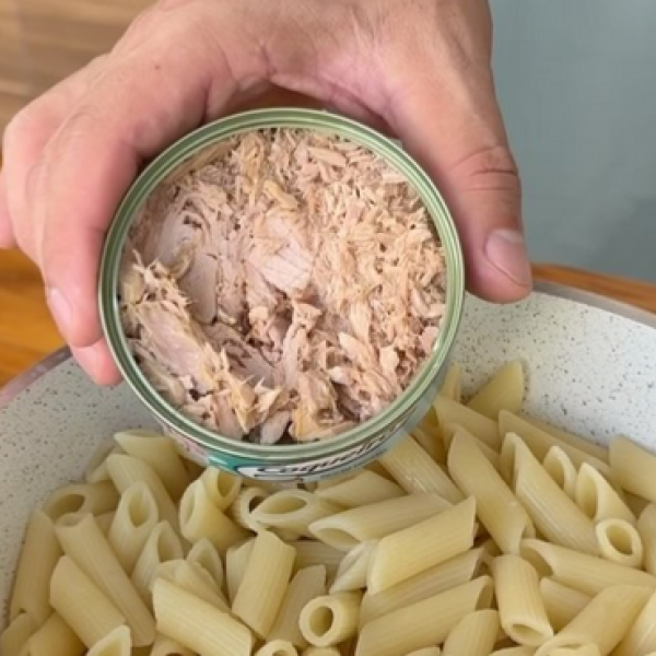 La pasta con il tonno dell’influencer portoghese Diego Bueno: panna, paprika, aglio, cipolla, origano, prezzemolo e per finire… mozzarella grattuggiata | Il video dell’orrore