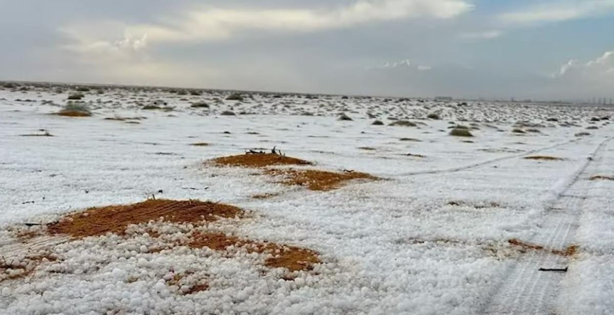 Deserto dell’Arabia Saudita imbiancato, non è neve ma è grandine: la causa dell’evento straordinario