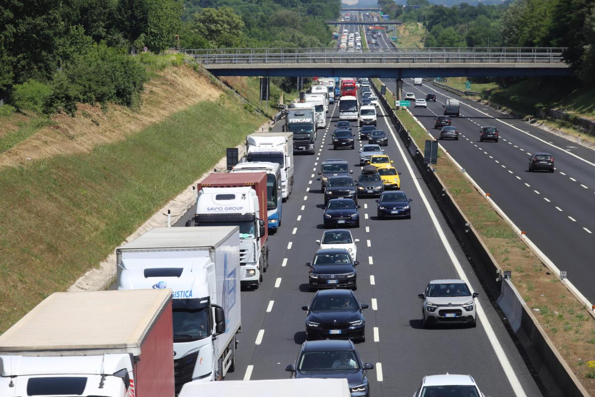 Incidente sull’A2 all’altezza di Pontecagnano, scontro tra due mezz…