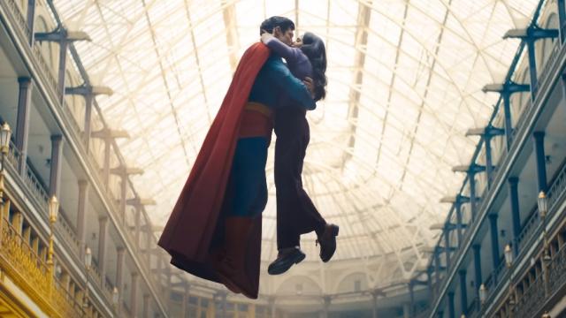 Superman, nel trailer James Gunn lo riporta alle radici di eroe della gentilezza in tempi di crisi