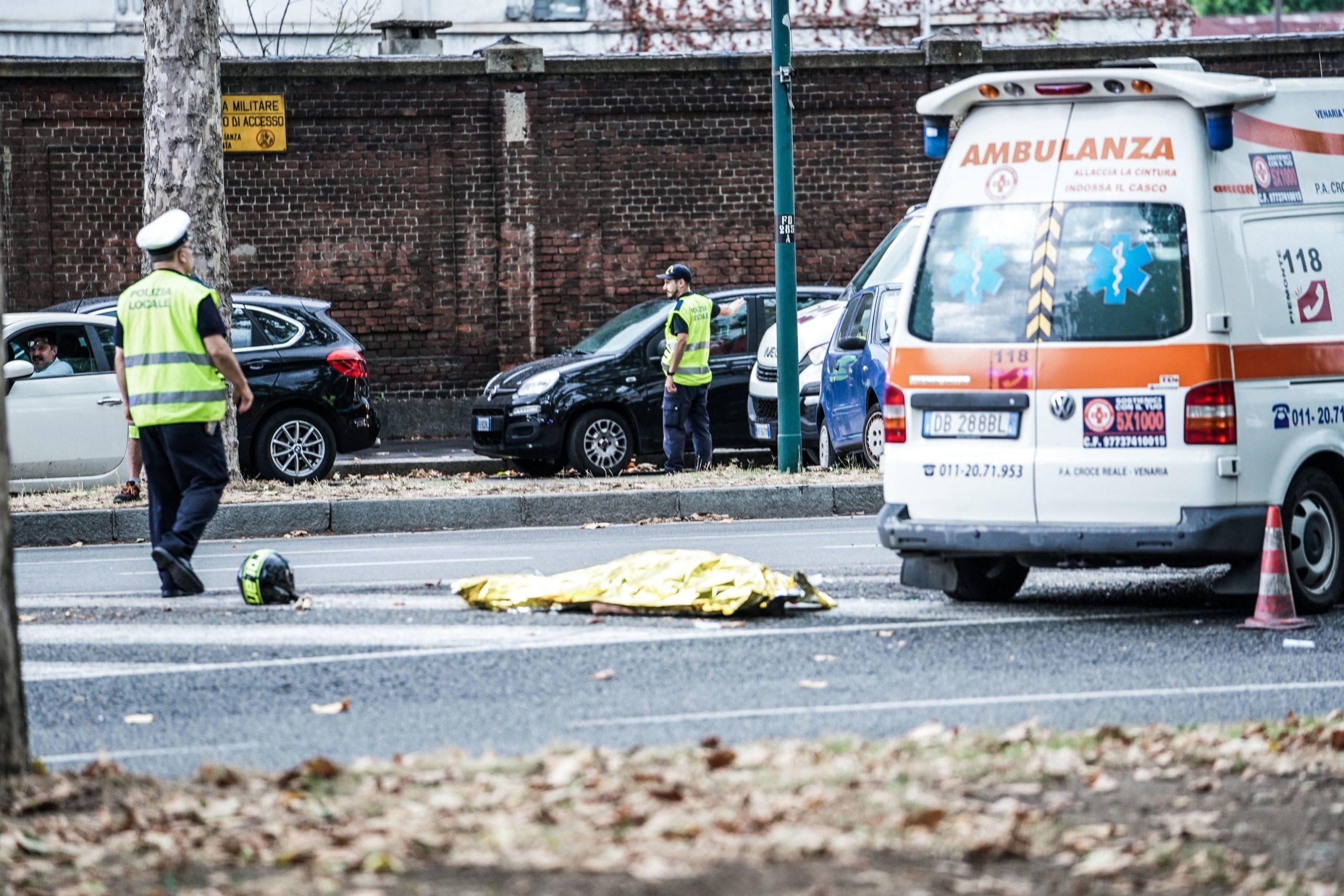 Incidente a Busto Arsizio, auto finisce fuori strada: morto un uomo