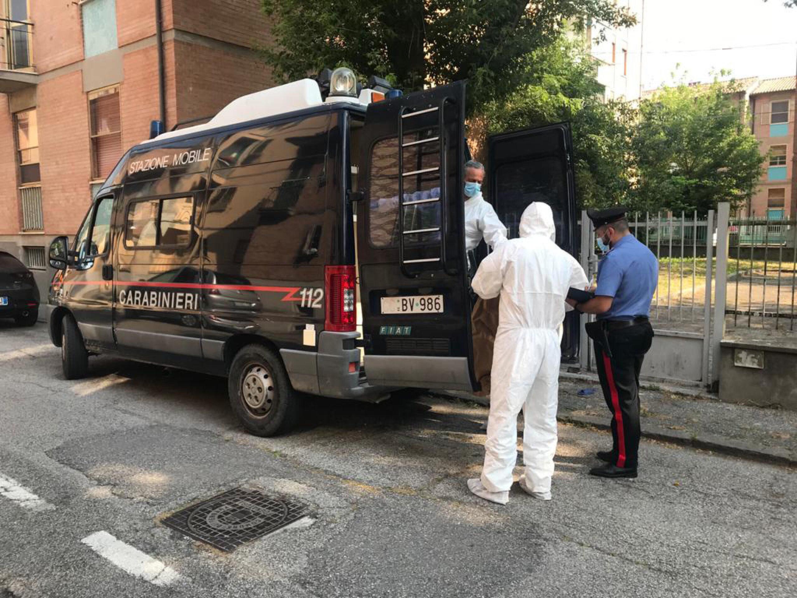 Bimbo di un anno trovato morto nel letto a Ferrara: mamma accusata di omicidio volontario