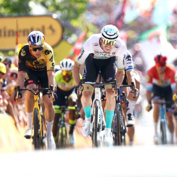 Tour de France, chiodi e puntine sulla strada: forate alcune gomme. I corridori protestano: “Idioti”