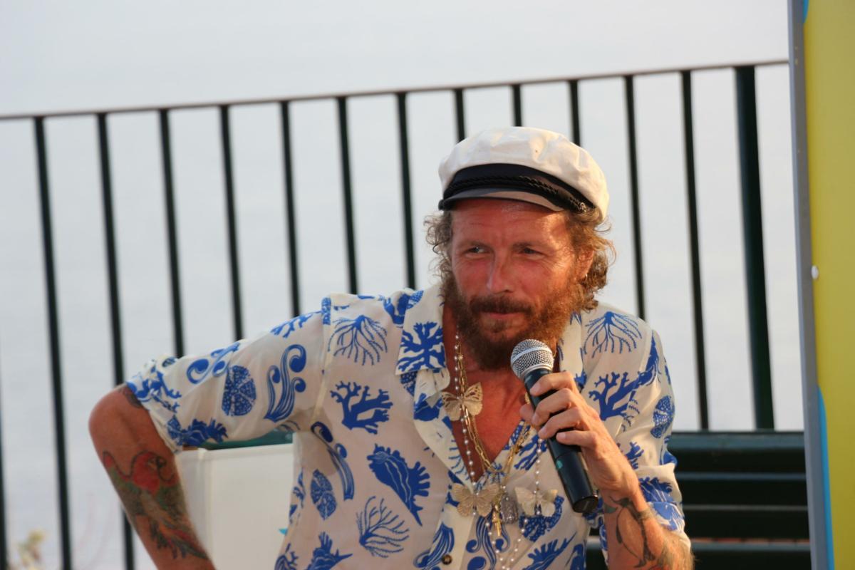 Come sta Jovanotti dopo l’intervento al femore? La sorpresa in ospedale per il cantante