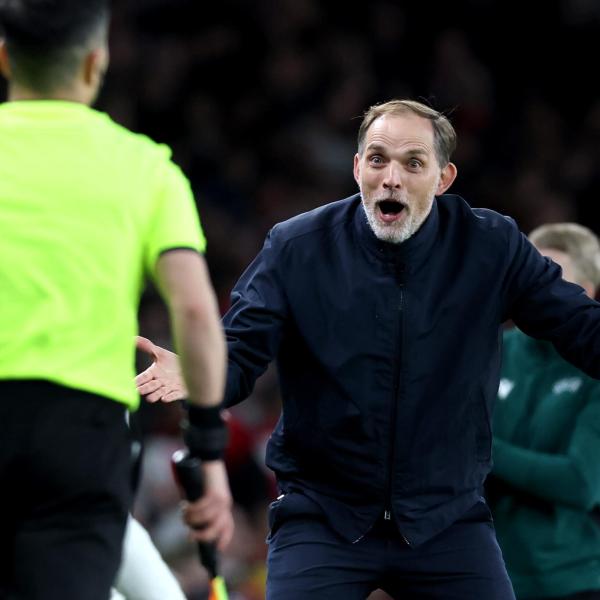 Arsenal-Bayern, svista clamorosa dell’arbitro: Gabriel raccoglie il pallone con le mani ma Nyberg non concede il rigore | VIDEO