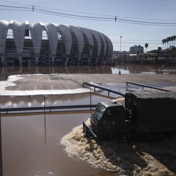 Sudamerica, il maltempo investe l’Uruguay: 700 sfollati a causa delle inondazioni. Aumenta il numero di vittime in Brasile: 96 morti | VIDEO