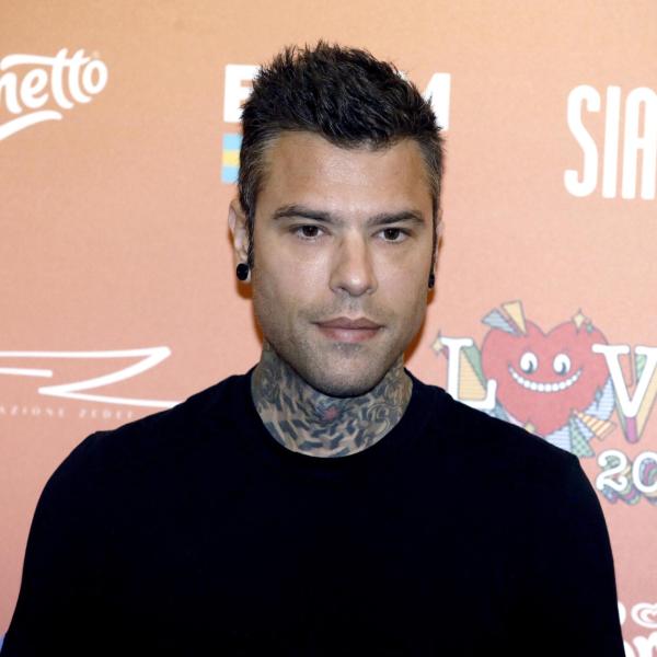 Fedez insulta gli hater che ironizzano sulla morte del cane Matilda: “Sei una me**a”