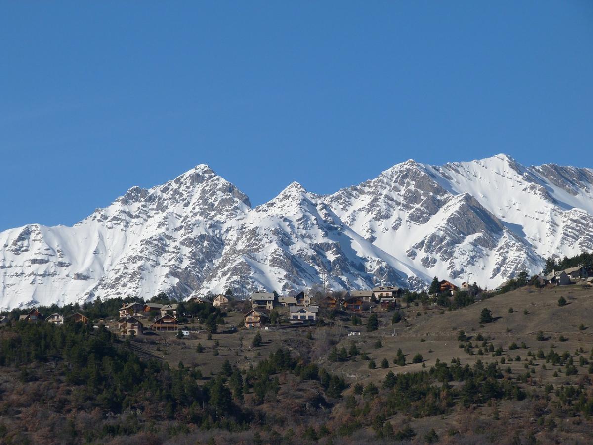 La Francia chiude una stazione sciistica a Seyne les Alpes: effetto della crisi climatica sulle Alpi