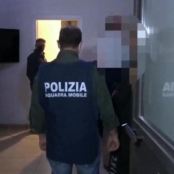 Sfruttamento della prostituzione minorile a Bari, arrestate dieci persone: 16enni adescate con la promessa di guadagni “facili”