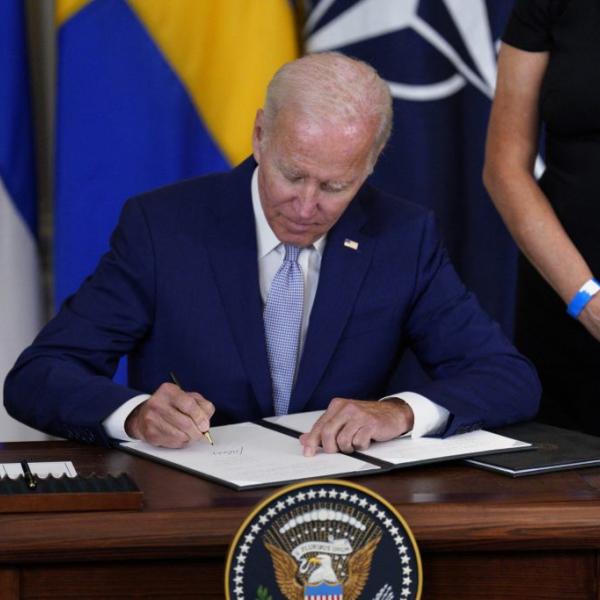 Biden firma la ratifica per l’ingresso di Svezia e Finlandia alla Nato