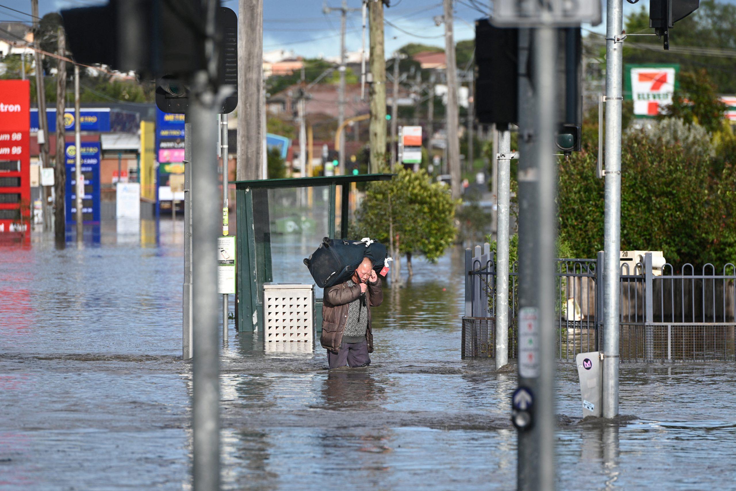 Australia, le inondazioni costringono migliaia di persone alla fuga. Ma è solo l’inizio