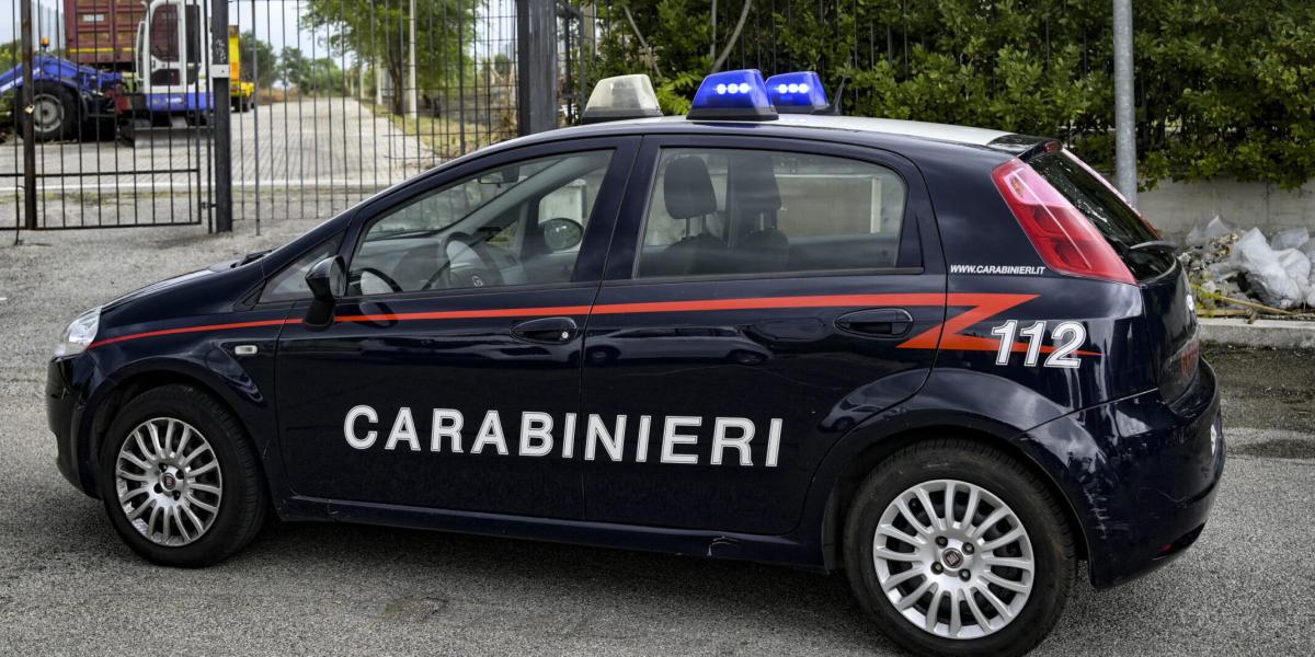 Roma, pusher sbadato scambia Carabinieri in borghese per ‘clienti’:…