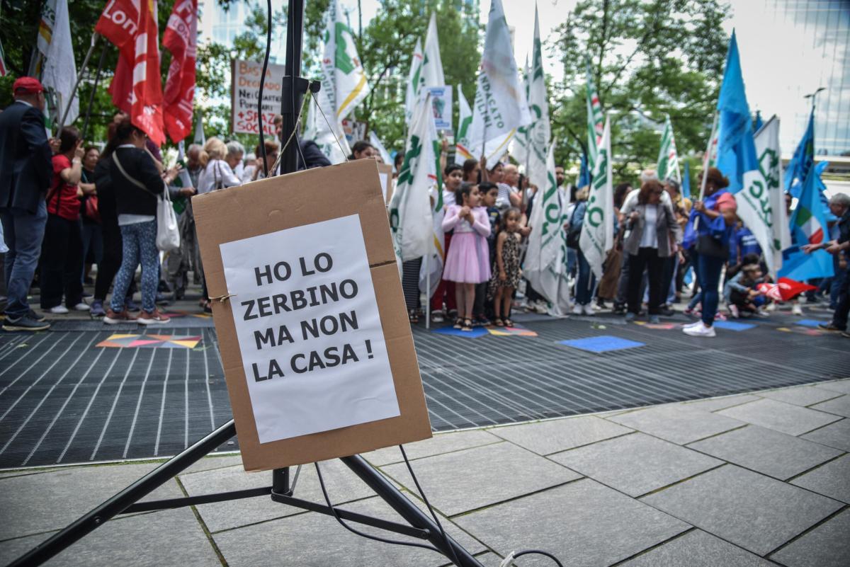 Case popolari a Roma, Lanciano (Unione Inquilini): “Sedicimila famiglie in graduatoria, 100 occupazioni al mese”. Ecco chi occupa e come fanno