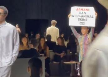 Giorgio Armani: animalista insanguinato si intrufola durante una sua sfilata a New York | VIDEO