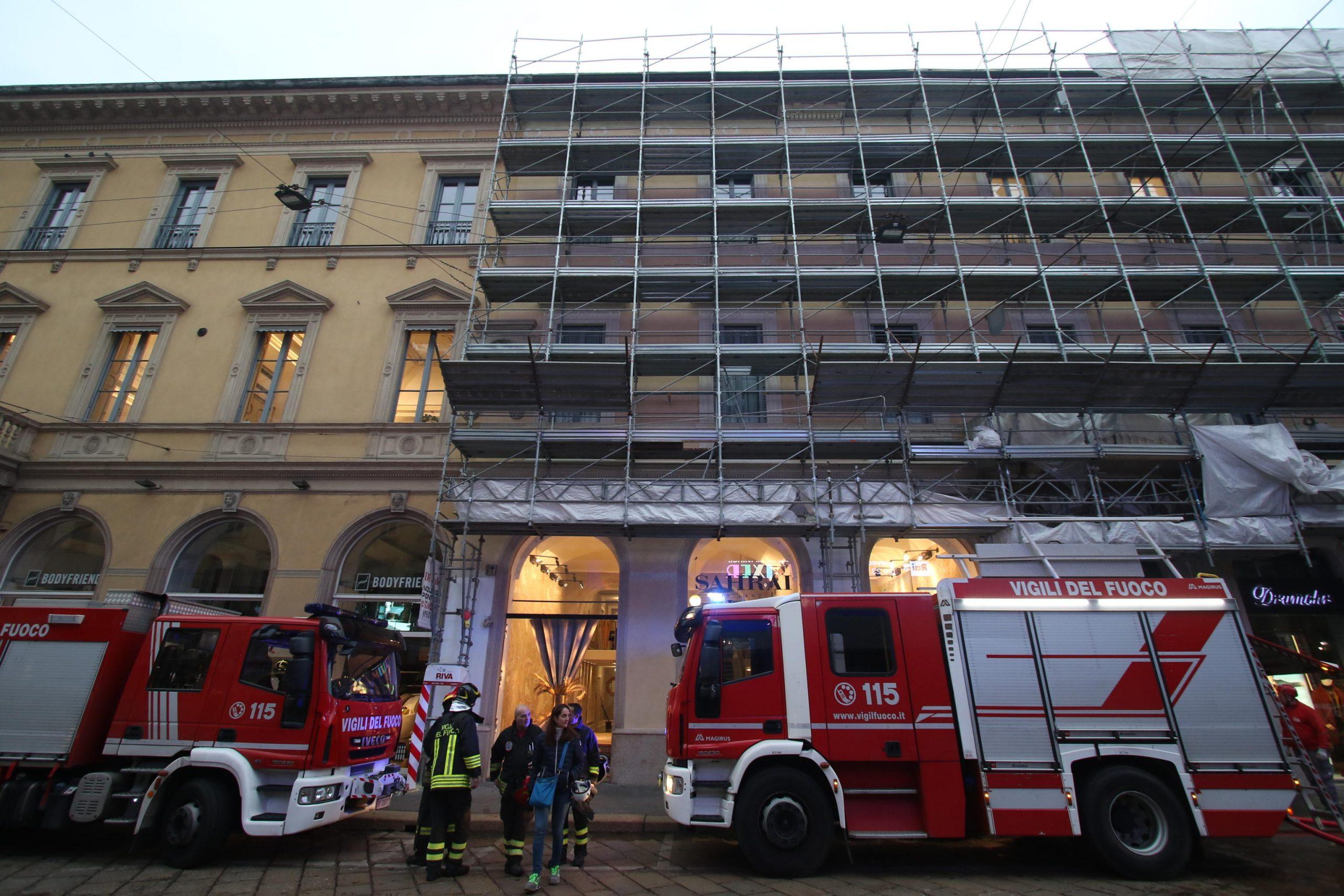 Milano, un incendio divampa in uno stabile dell’ 800 in via Manzoni. In zona Niguarda, muore intossicata un’anziana