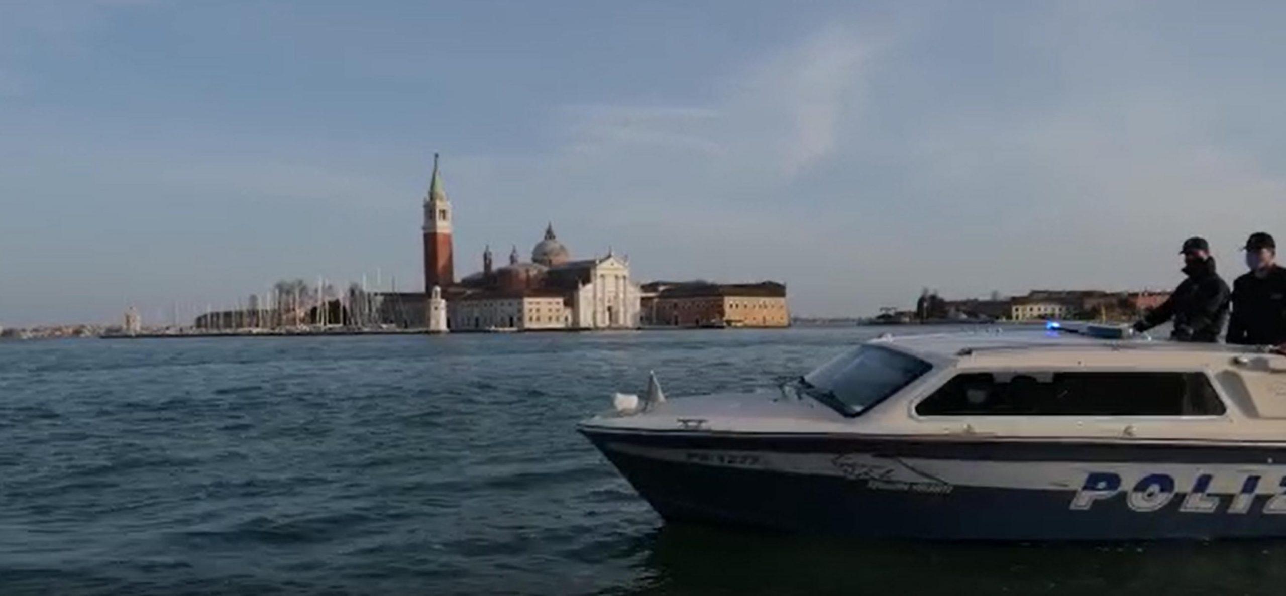 Venezia, poliziotto salva una turista che tenta di gettarsi nel vuoto