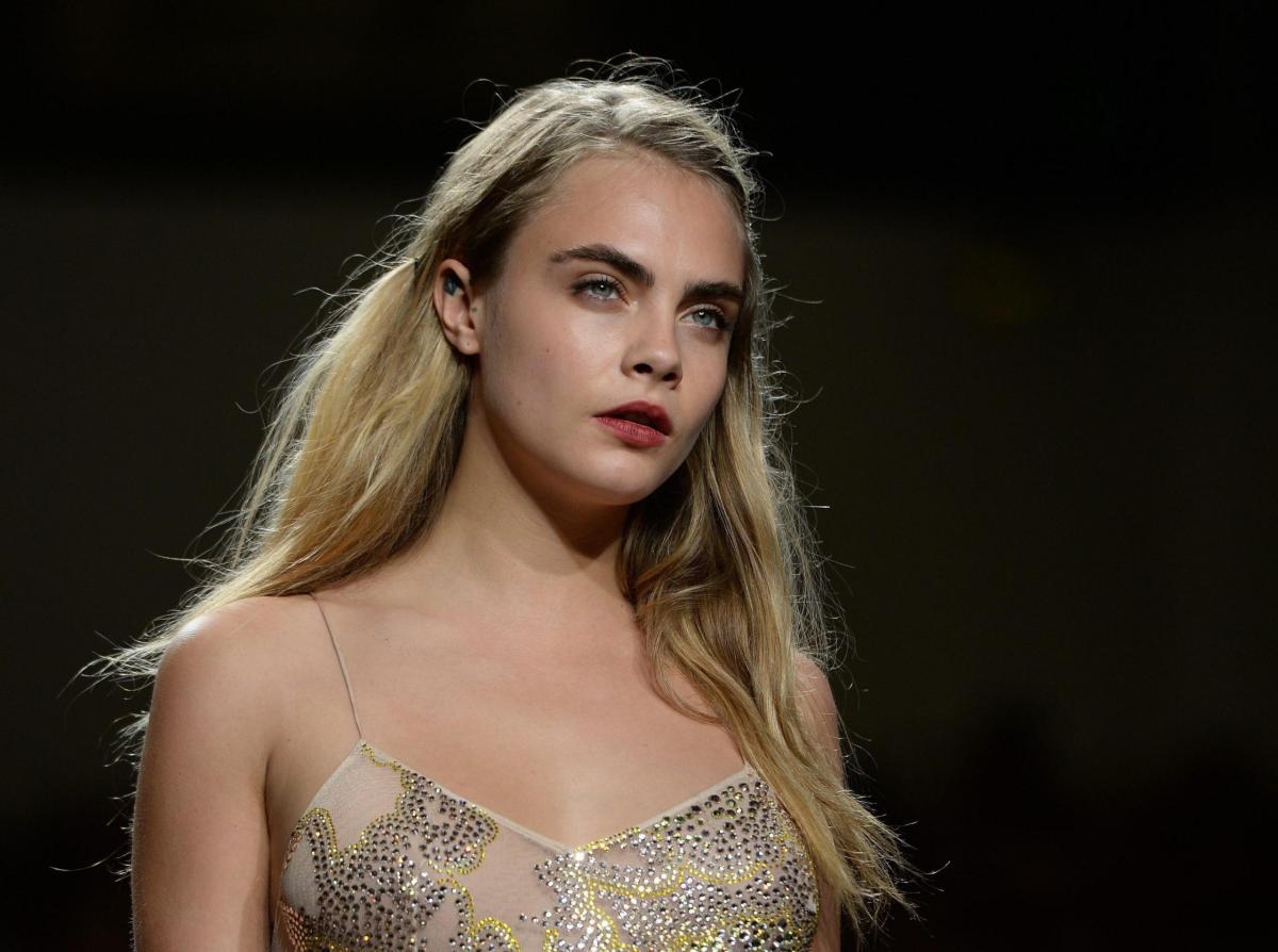 Cara Delevingne torna radiosa a Parigi dopo la preoccupazione per la sua salute