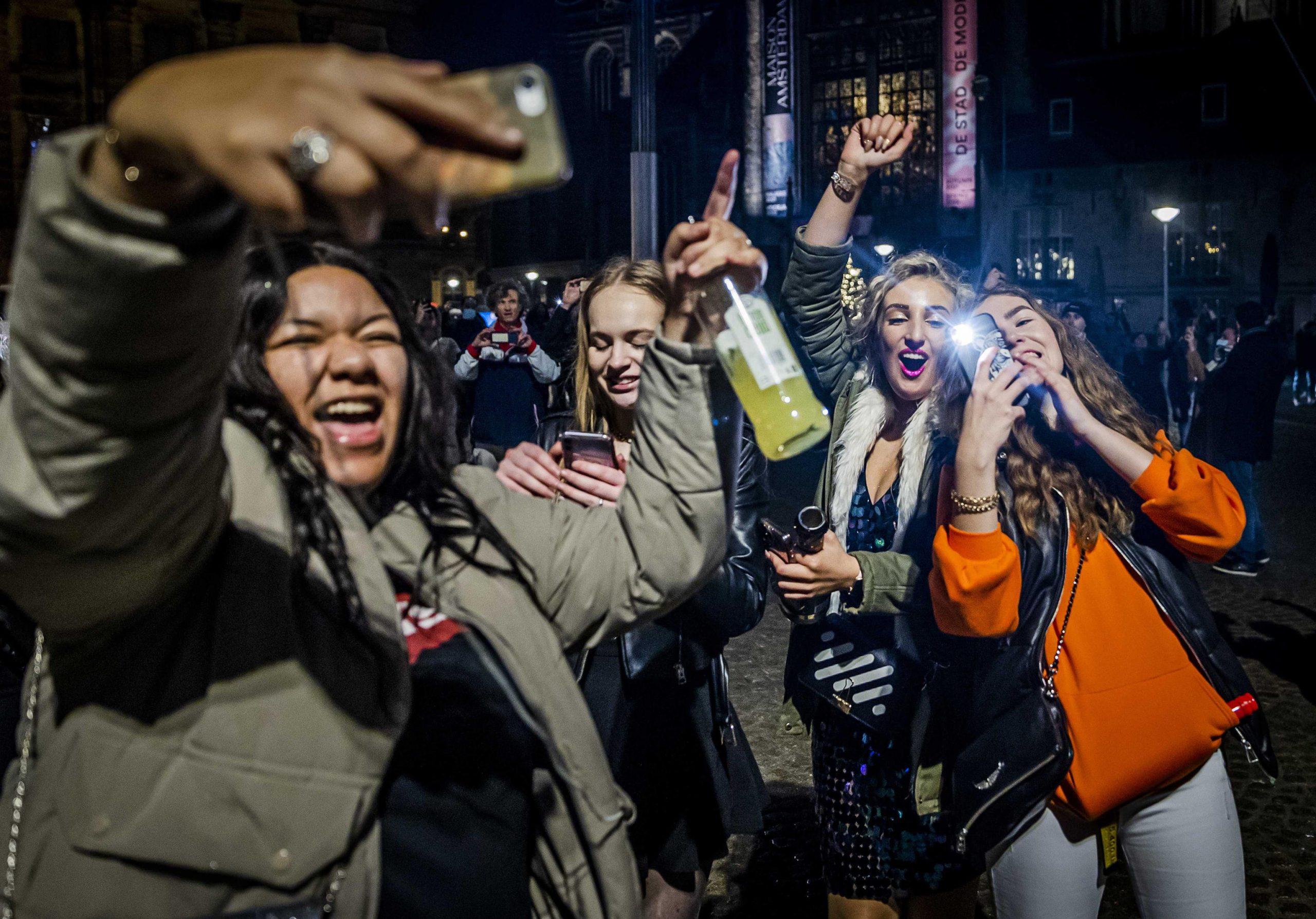 Capodanno, piazze blindate in tutta Italia. Agenti schierati e videocamere di sorveglianza. Niente alcool in strada