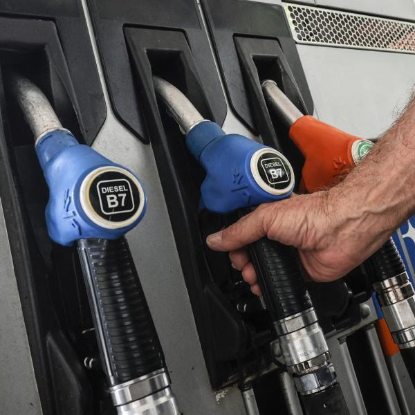 Decreto carburanti, tutte le novità: dai prezzi medi alle sanzioni agli esercenti, cosa cambia