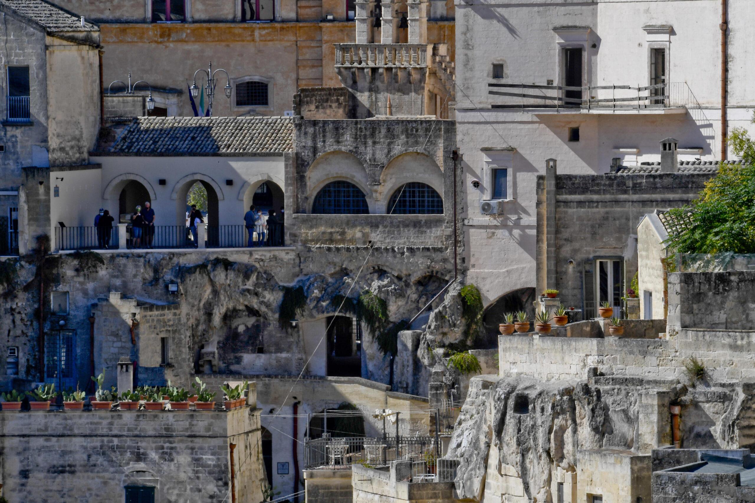 Matera, crollo di una palazzina in pieno centro oggi: gli operai stavano ristrutturando l’edificio ed erano in pausa pranzo