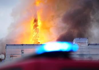 Danimarca, incendio alla Borsa di Copenhagen: colonna di fumo visibile da lontano, vigili del fuoco a lavoro | VIDEO E FOTO