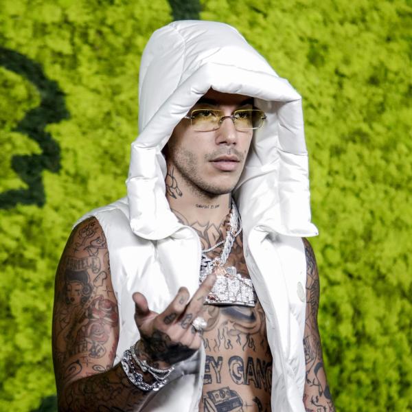 Sfera Ebbasta fa dietrofront e chiede scusa al fan che aveva respinto sul palco: il messaggio sui social 