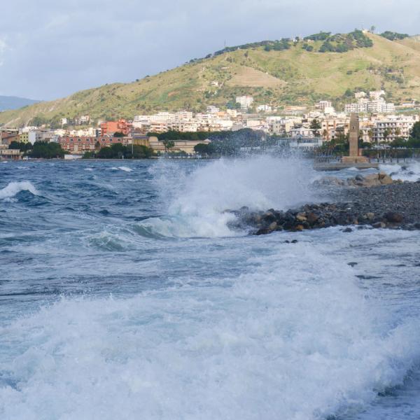 Calabria, è allerta meteo in tutta la regione. A Reggio le scuole rimarranno chiuse