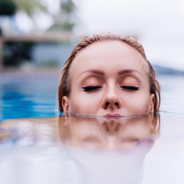 Come proteggere i capelli prima di andare in piscina: rimedi e metodi naturali