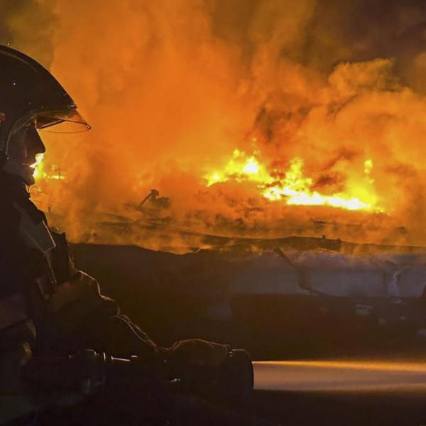 Guerra, incendio a Leopoli dopo l’ultimo attacco con droni: due feriti