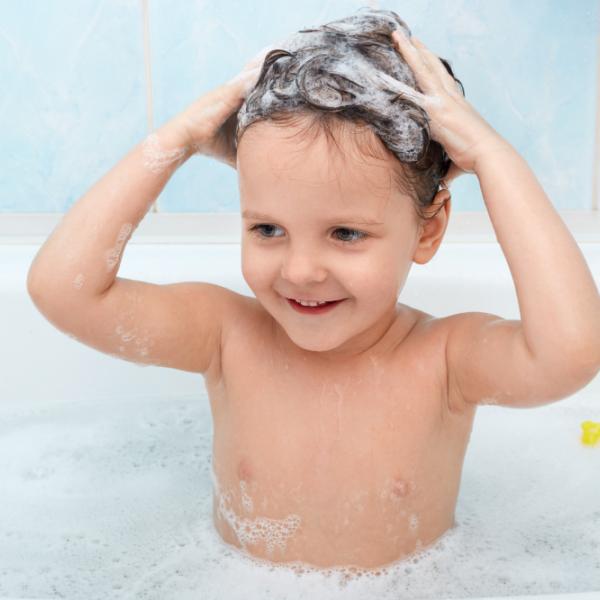 Come lavare i capelli dei bambini? Rimedi naturali e tecniche