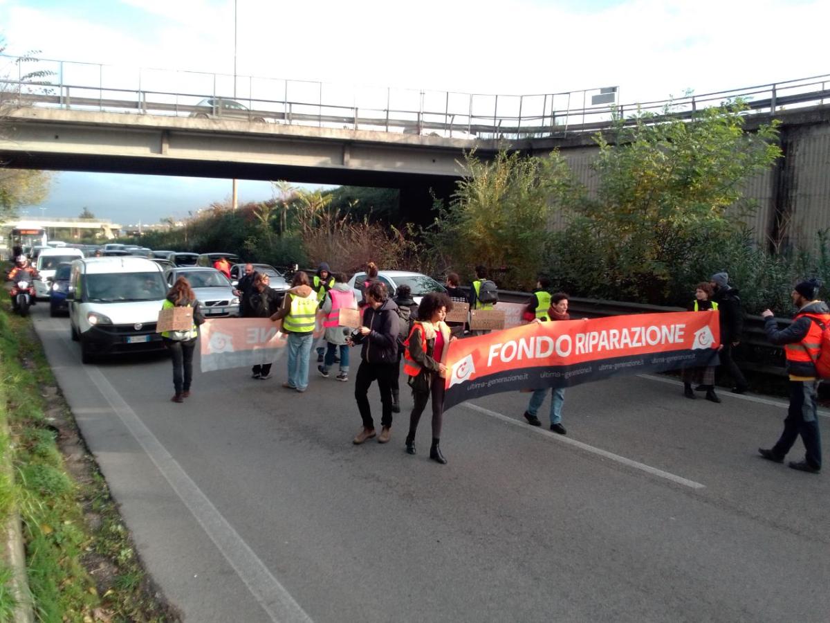 Roma, Ultima Generazione blocca traffico su via Flaminia con la “Ma…