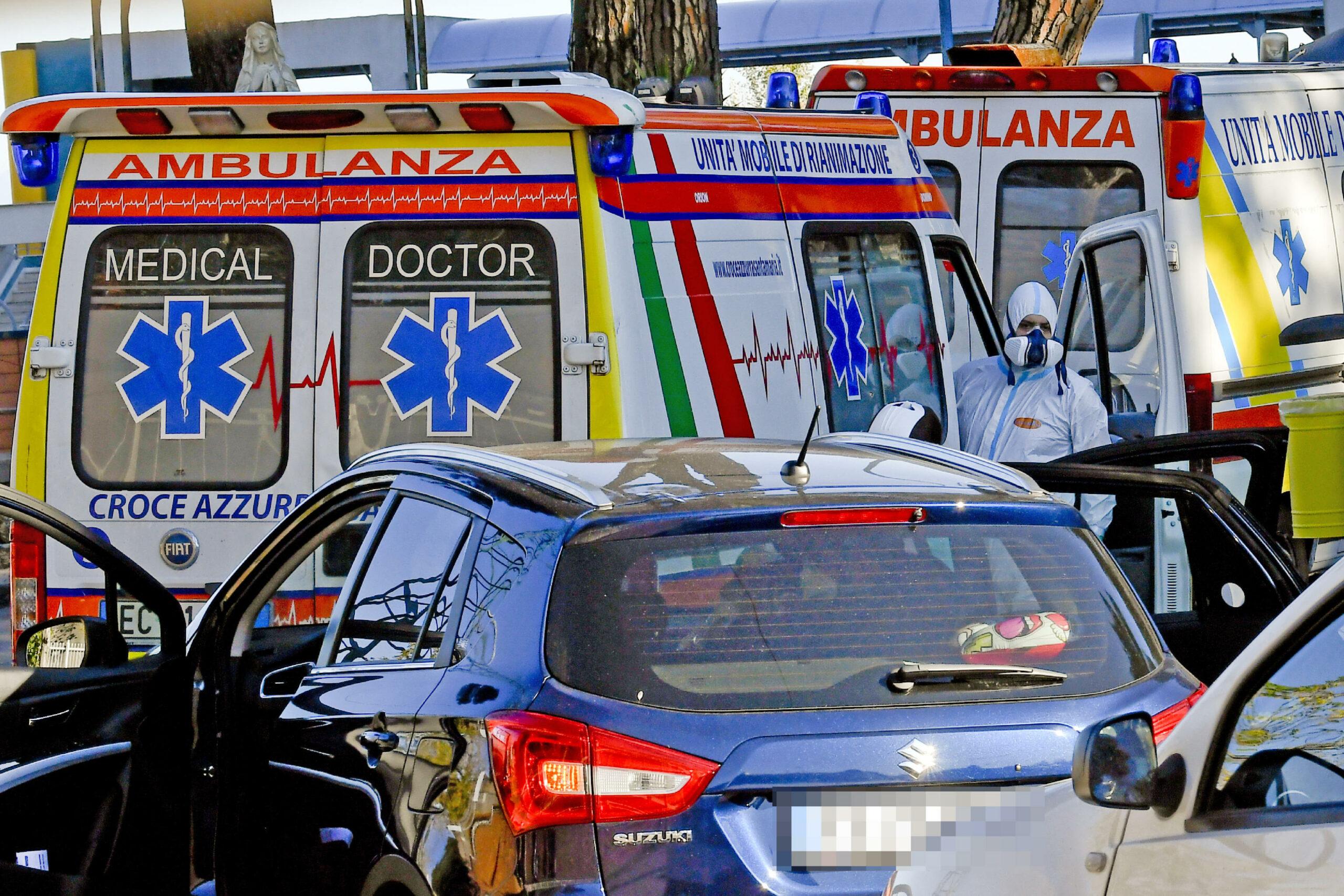 Firenze, anziana strangolata e uccisa dal figlio con problemi psichici: l’uomo si era barricato in casa