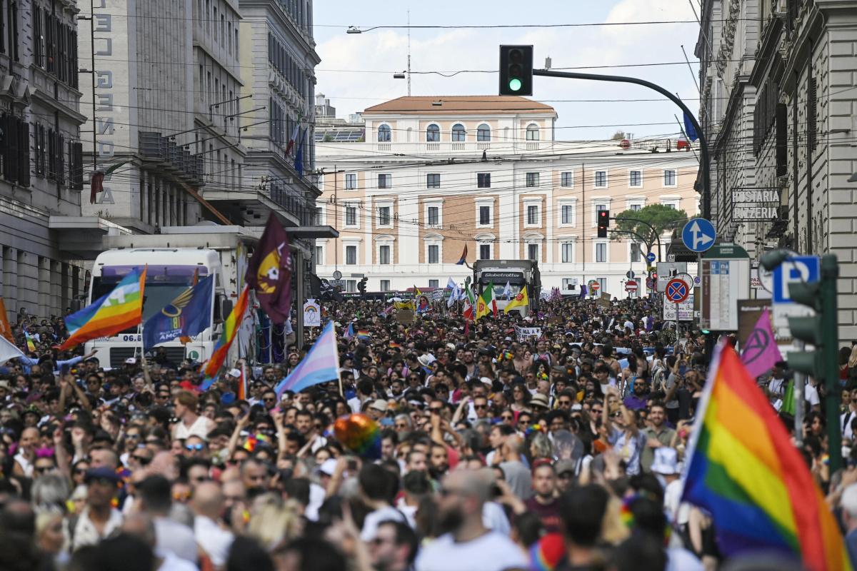 Roma pride 2023, le queen Paola e Chiara infuocano la manifestazion…