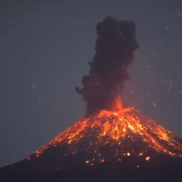 L’Indonesia arranca fra gli allagamenti e la spettacolare eruzione del Monte Ibu: colonna di cenere alta 6 chilometri | VIDEO