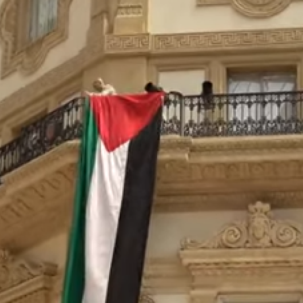 Boicottaggio Israele, Apuzzo (AVS) colpisce ancora: dopo la Camera, bandiera palestinese in Galleria a Milano. Intanto a Venezia, il manifesto pro-Gaza di OrlandO a Piazzale Roma