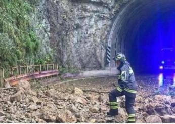 Frana Lecco-Ballabio, macigni sulla Statale 36. Bloccato ingresso in galleria