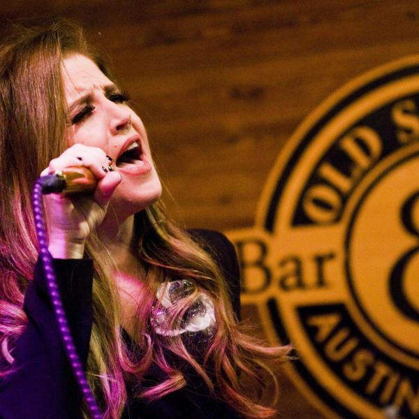 Lisa Marie Presley ultime notizie, dove sarà sepolta? Il portavoce rivela: “Riposerà accanto al padre Elvis e al figlio Ben”