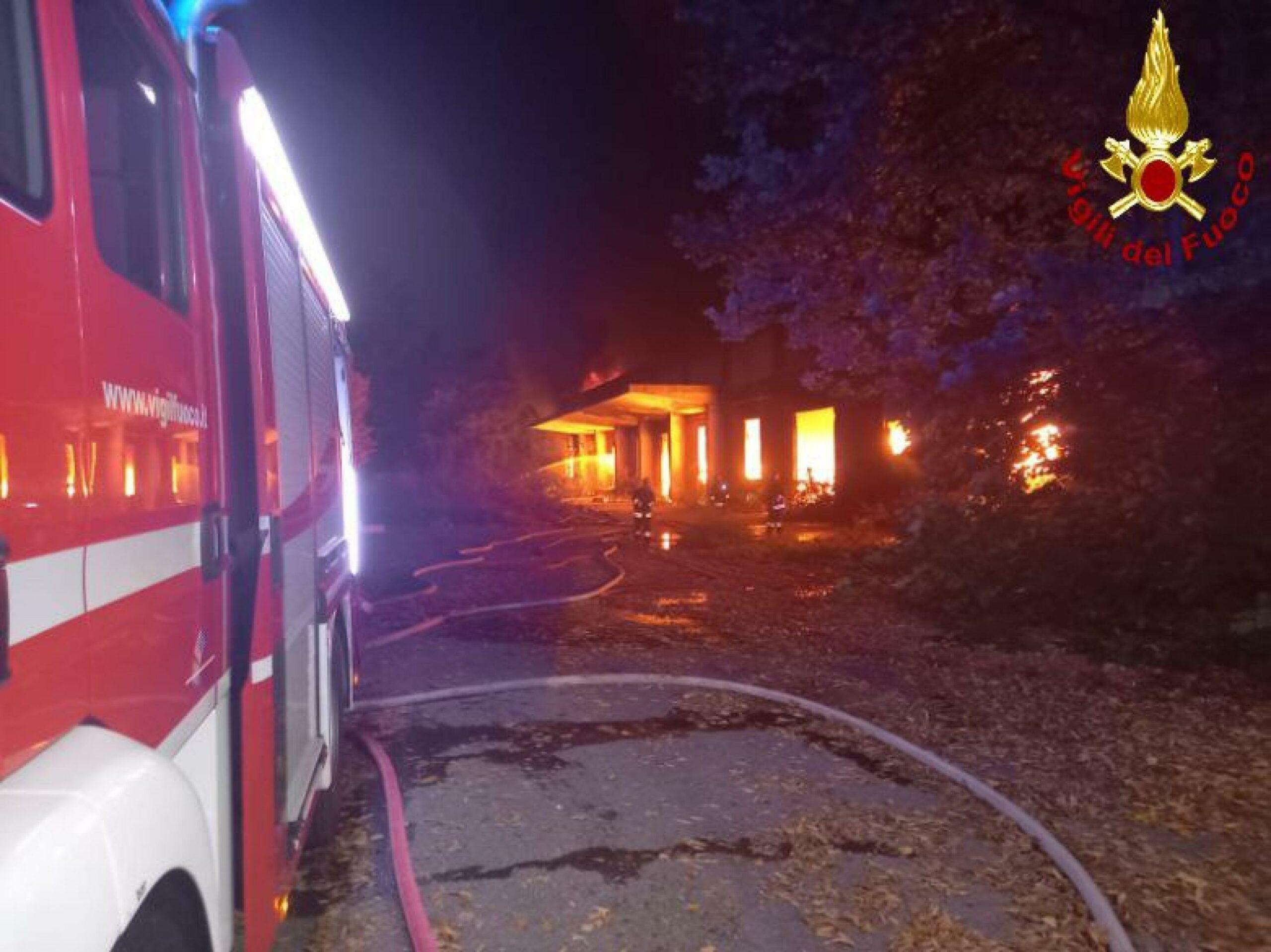 Monza, incendio nella fattoria verticale di Cavenago: fumo visibile dall’A4