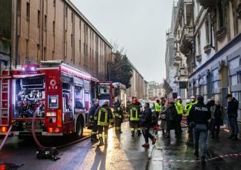 Milano, incendio in uno scantinato di un condominio di Quinto Romano: vigili del fuoco al lavoro