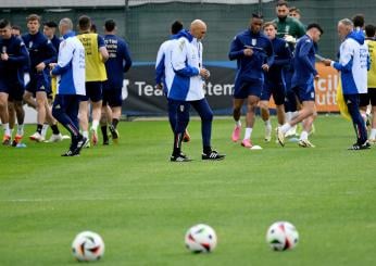 Italia, Sinner fa visita alla nazionale di Spalletti a Miami: sorrisi e abbracci con i giocatori azzurri