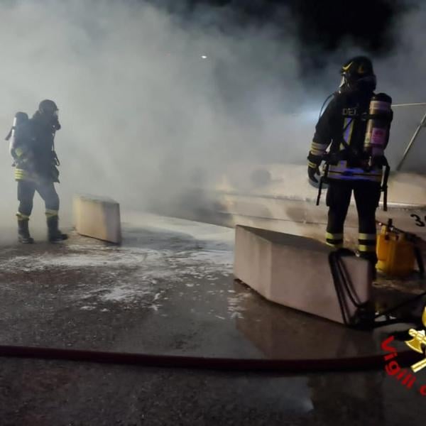 Roma, incendio in un cantiere nautico di Fiumicino: in fiamme quattro barche a Isola Sacra, nessun ferito