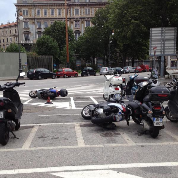 Trieste, incidente in piazza Volontari Giuliani: 60enne si schianta col suo scooter e muore