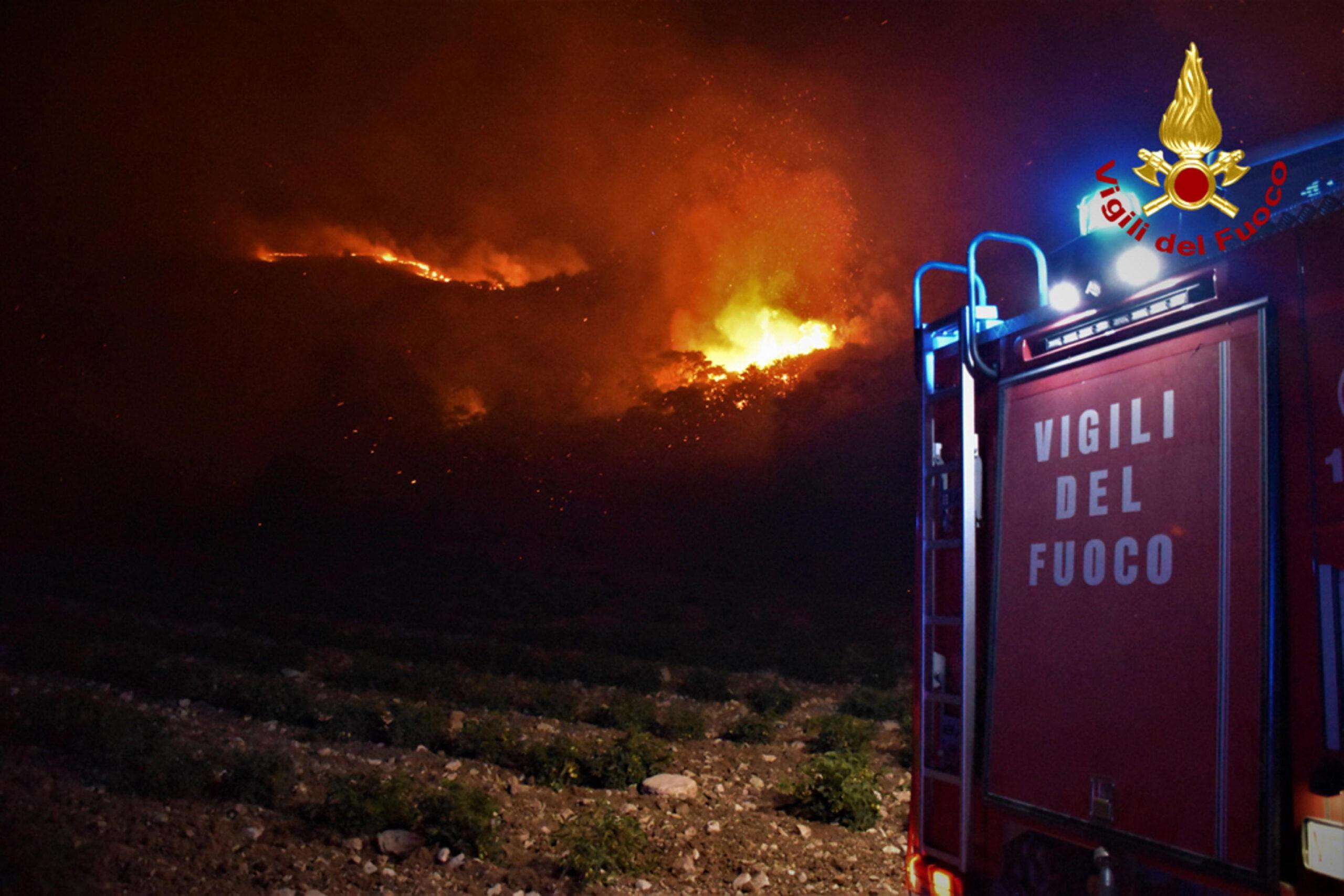 Palermo, incendio nella discarica Bellolampo: colonna di fumo denso visibile da lontano