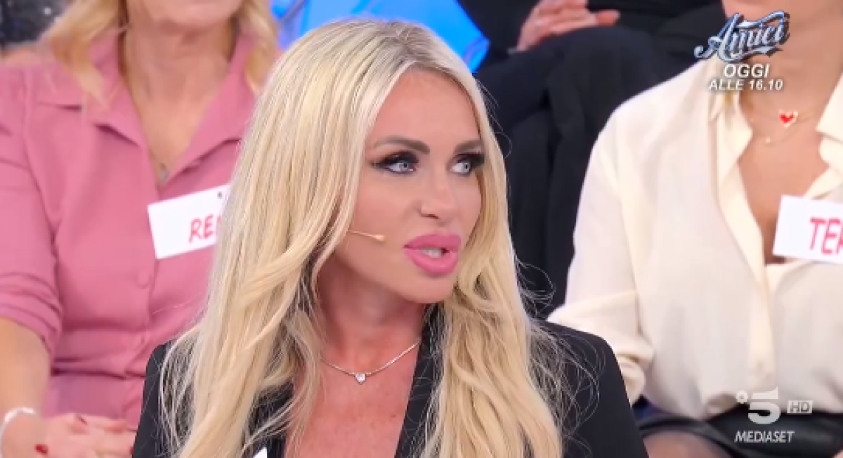 “Uomini e Donne”, chi è Mariangela Pacella, la donna della segnalazione su Mario? | VIDEO