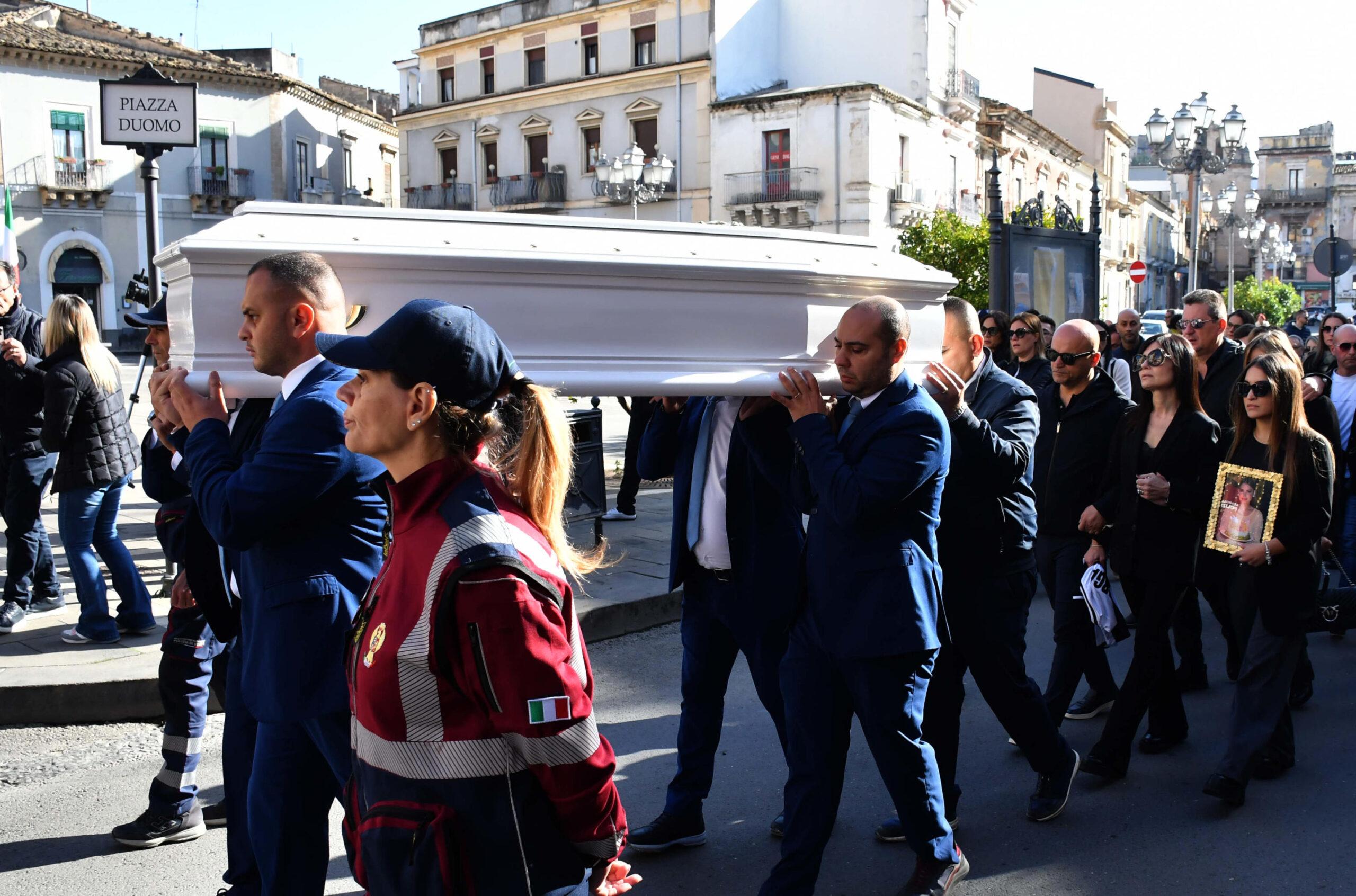 Margaret Spada, funerali e lutto cittadino a Lentini: i dubbi sui soccorsi, le novità sulle indagini