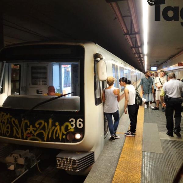 Roma, caos nella Metro A, sospesa la tratta Termini-Battistini: interviene la polizia |VIDEO